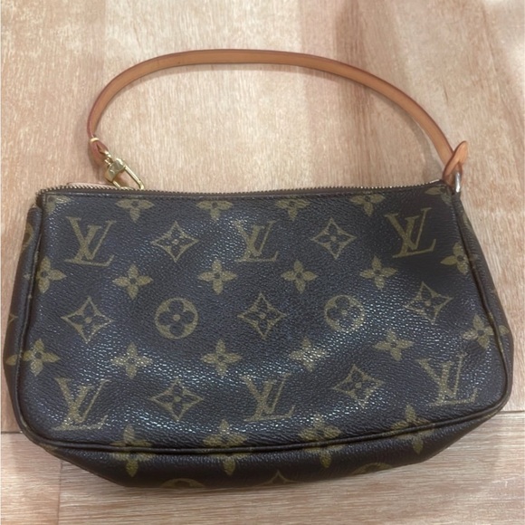 Louis Vuitton Monogram Pochette - Picture 6 of 7